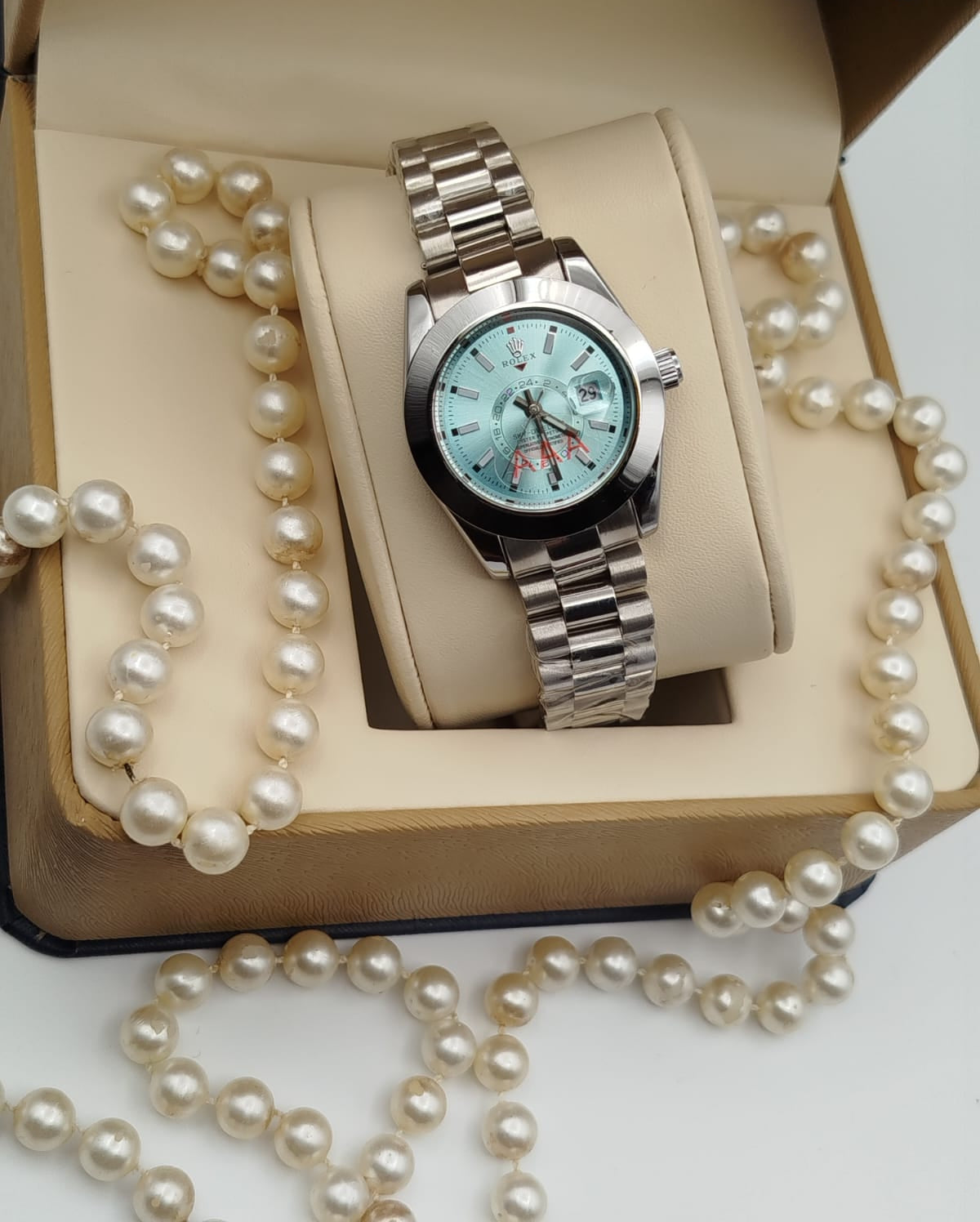 Luxury Ladies Quartz Watch – Stainless Steel Bracelet | Elegant Gift Box | Premium Fashion Timepiece